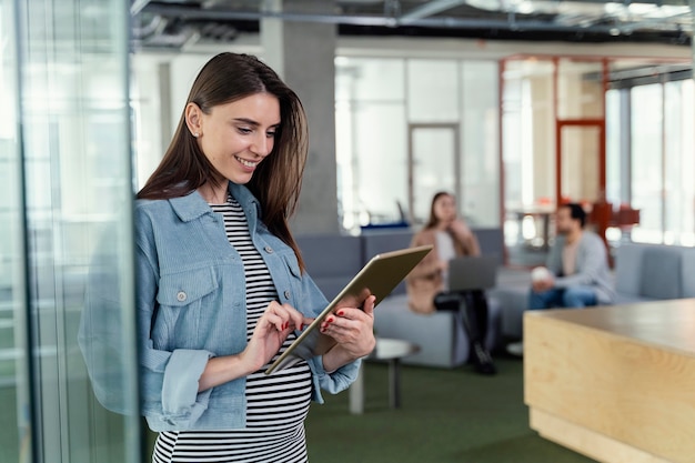 Photo gratuite femme enceinte ayant un appel au travail