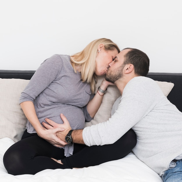 Photo gratuite femme enceinte, baiser, homme