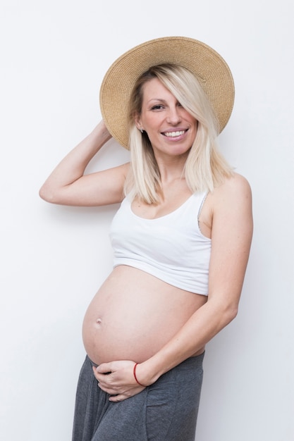 Femme enceinte avec un chapeau