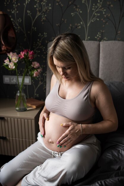 Femme enceinte de coup moyen à l'intérieur