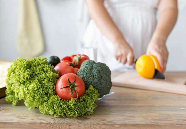 Femme enceinte coupant une orange