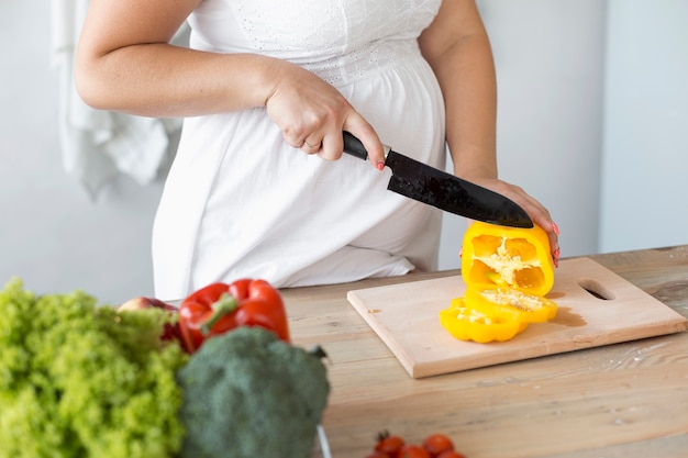 Photo gratuite femme enceinte, couper, legumes