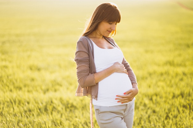 Femme enceinte dans parc