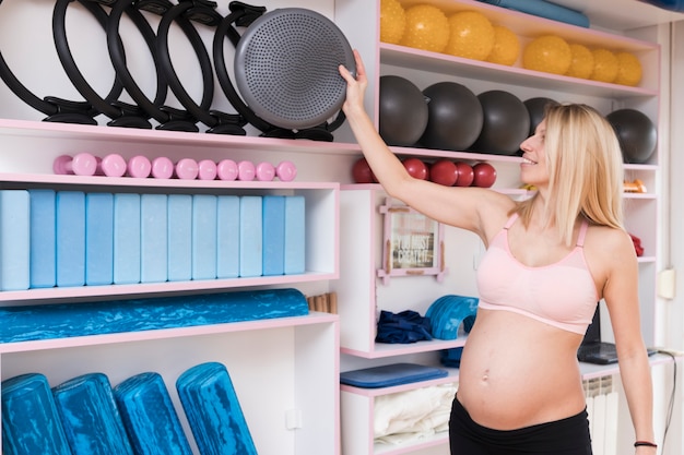 Femme enceinte dans la salle de gym