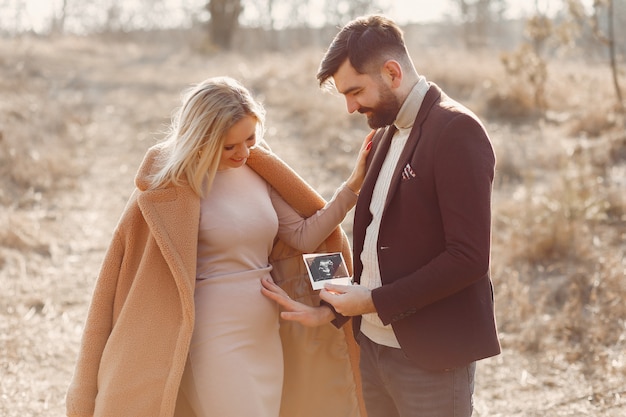 Femme enceinte, debout, dans parc, à, elle, mari