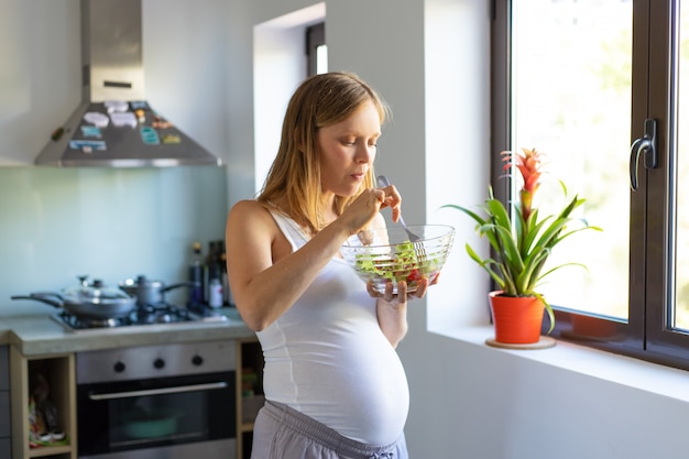 femme enceinte excitée avec un déjeuner bio