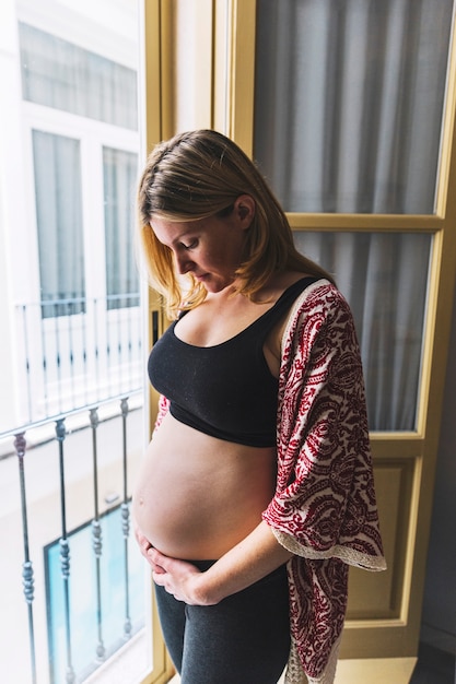 Femme enceinte en face du balcon