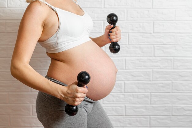 Femme enceinte faisant un fitness