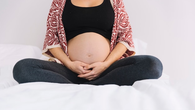 Photo gratuite femme enceinte sur le lit