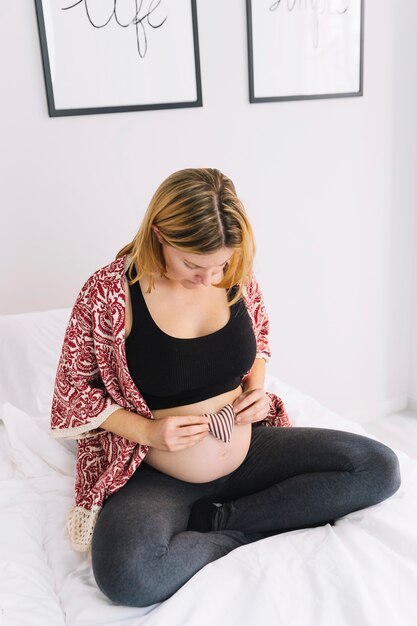 Femme enceinte sur le lit