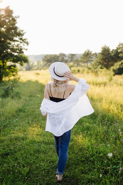 Femme enceinte, marche, dans parc, à, coucher soleil