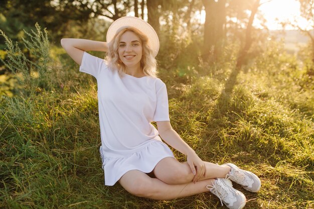 Femme enceinte, marche, dans parc, à, coucher soleil