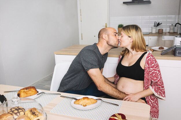 Femme enceinte et mari dans la cuisine