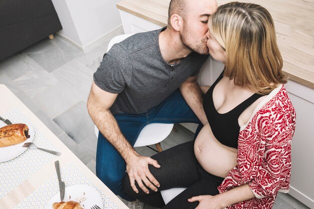 Femme enceinte et mari dans la cuisine