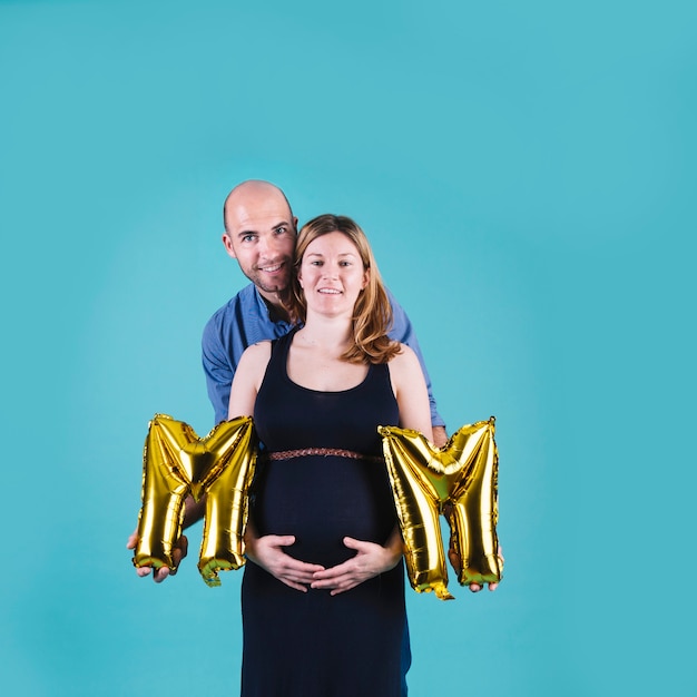 Photo gratuite femme enceinte avec mari et lettres