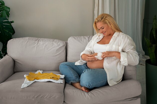 Une femme enceinte passe du temps à l'intérieur.