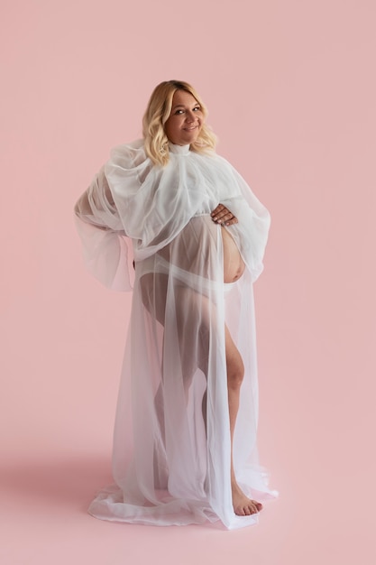 Photo gratuite femme enceinte pleine photo posant en studio