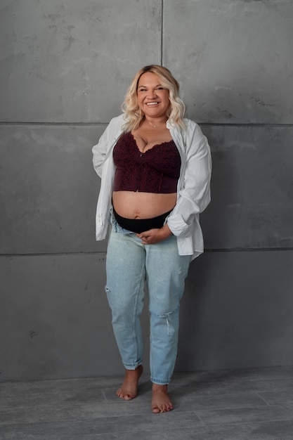 Photo gratuite femme enceinte pleine photo posant en studio