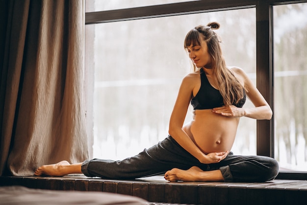 Femme enceinte pratiquant le yoga