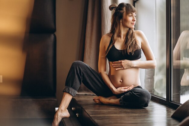 Femme enceinte pratiquant le yoga