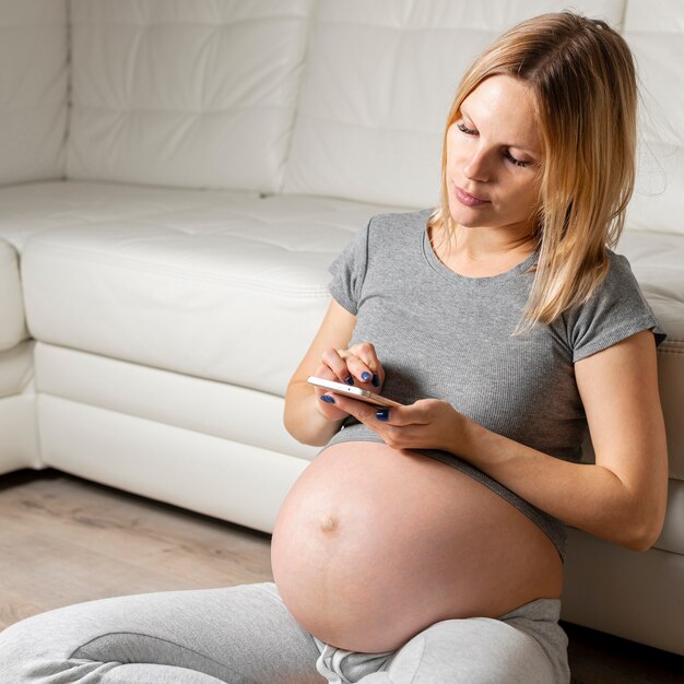 Femme enceinte, regarder téléphone