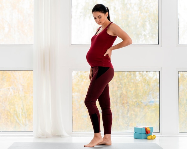 Femme enceinte se prépare à faire de l'exercice