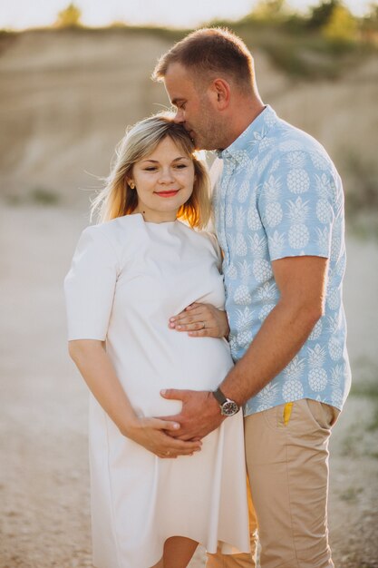 Femme enceinte avec son mari dans la carrière de sable