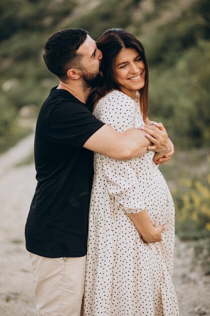 Femme enceinte avec son mari dans le parc