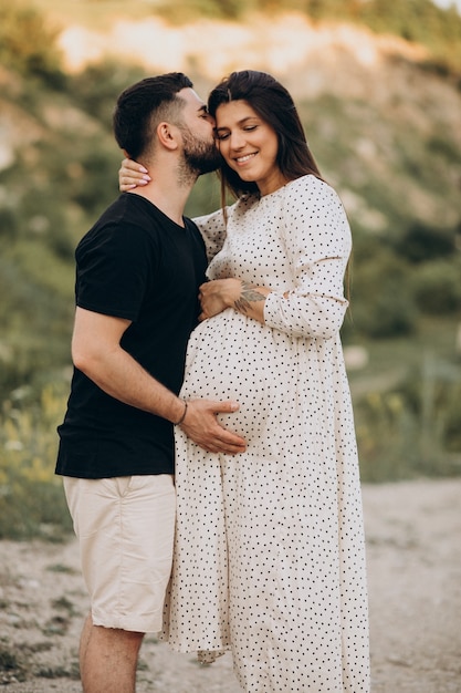 Femme enceinte avec son mari dans le parc