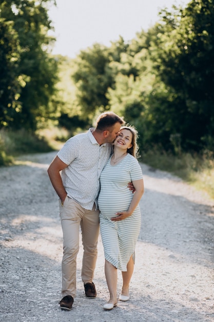 Femme enceinte avec son mari dans le parc