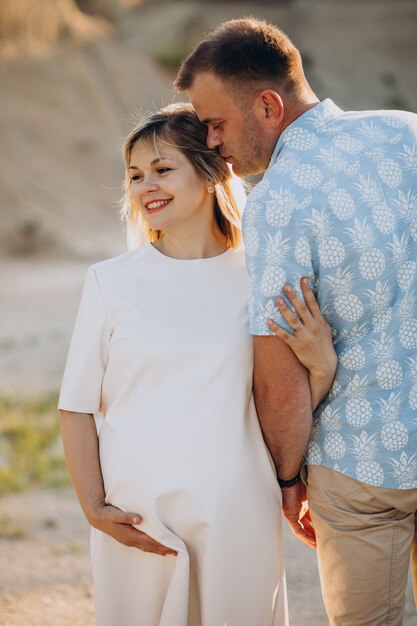 Femme enceinte avec son mari dans le parc