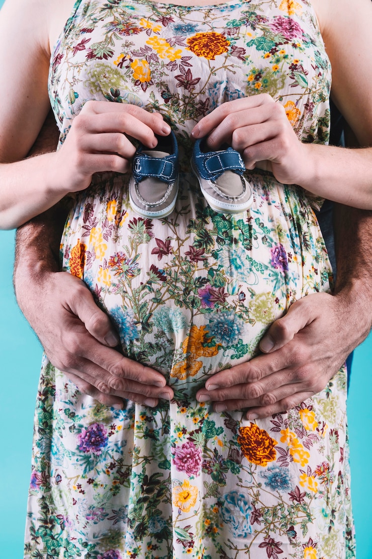 Photo gratuit femme enceinte et son mari derrière