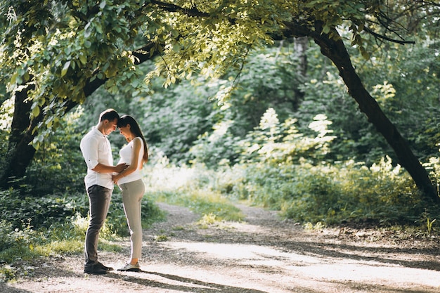 Femme enceinte avec son mari