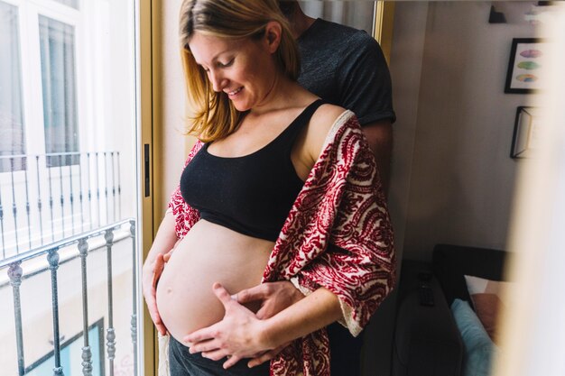 Photo gratuite femme enceinte avec son mari