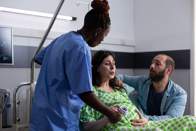 Une femme enceinte souffrante reçoit une assistance médicale