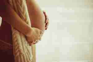 Photo gratuite femme enceinte tenant son ventre