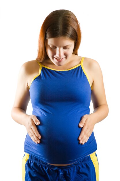 Femme enceinte tenant son ventre