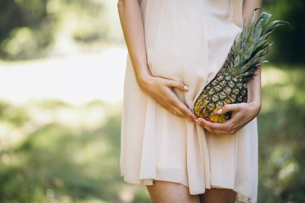 Femme enceinte, tenue, ananas