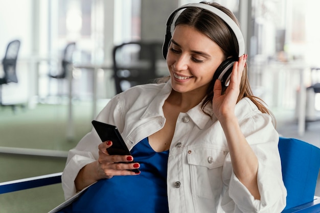 Femme enceinte travaillant dans une entreprise