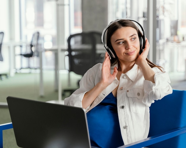 Femme enceinte travaillant dans une entreprise