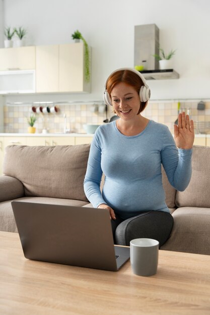 Femme enceinte travaillant à distance coup moyen