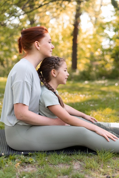 Photo gratuite femme et enfant assis ensemble