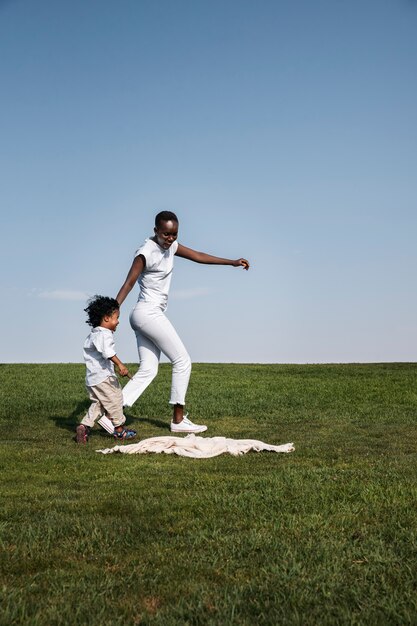 Une femme et un enfant en fuite.