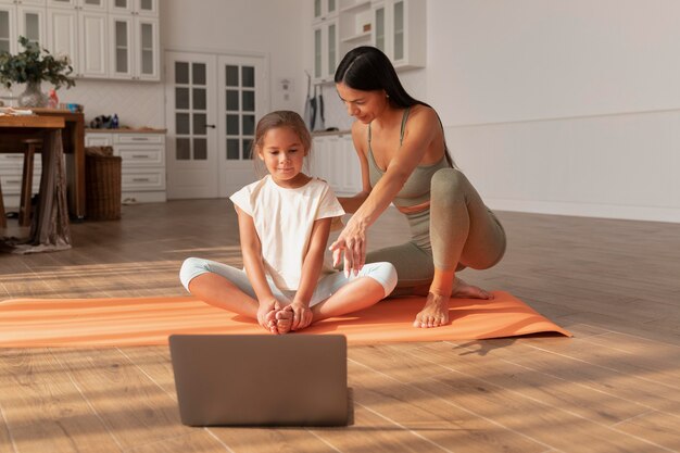 Femme et enfant avec un ordinateur portable