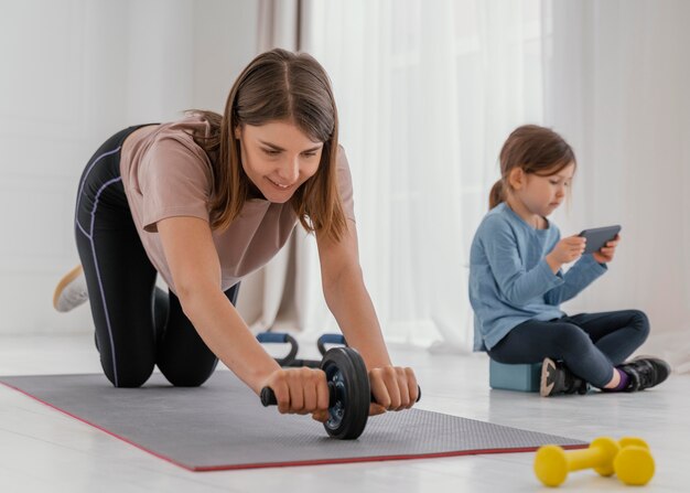 Femme et enfant plein coup