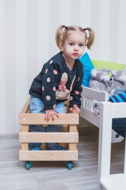 Femme enfant restant dans la boîte