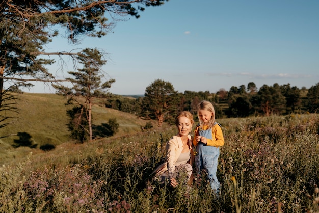 Femme et enfant souriant plein coup