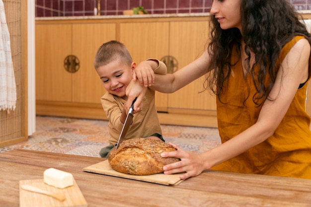 Photo gratuite femme et enfant en vue latérale de la cuisine