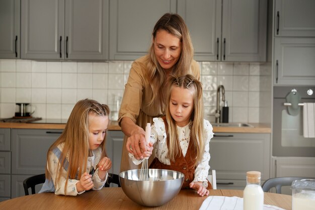 Femme et enfants cuisine vue de face