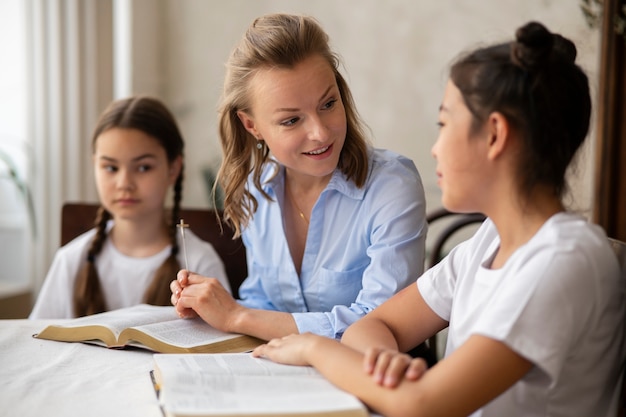 Femme et enfants souriants à coup moyen